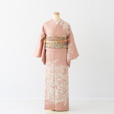 画像1: 訪問着　ピンク調　白草花 【最適身長】１６１cm　身幅：標準（ヒップ９８cmまで）当日レンタルに限る (1)